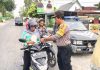 Kasposek Kundur, Kompol Endi Endarto, Saat bagikan masker pada pengguna jalan