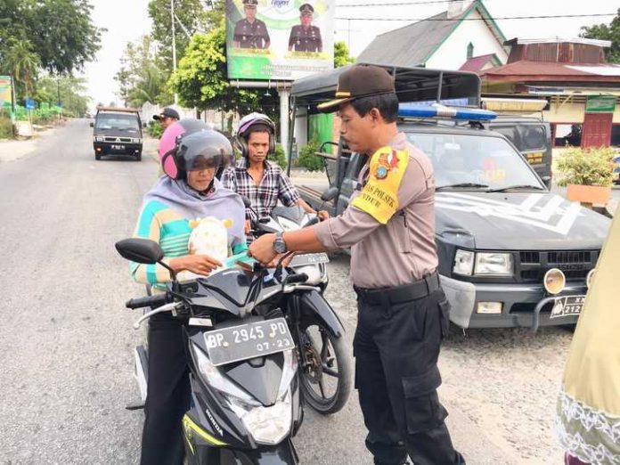 Kasposek Kundur, Kompol Endi Endarto, Saat bagikan masker pada pengguna jalan