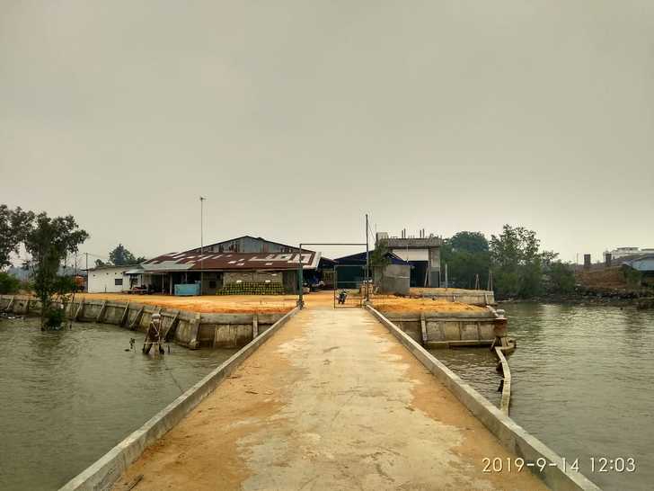 Lori Terbalik Ke Laut