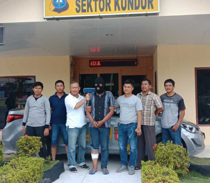 Tim Reskrim Polsek Kundur, Polres Karimun, bersama pelaku pencurian dengan kekerasan.