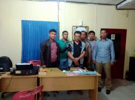 Pelaku, ST (tengah) di ruang Reskrim Polsek Kundur, Ahad (08/09/19).