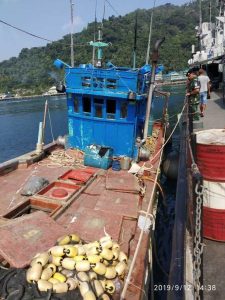 Kapal Ikan Asing (KIA) Asal Vietnam saat dilakukan penahanan, di laut KKA.
