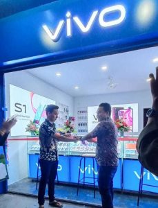 Pengguntingan pita tanda diresmikannya agen Vivo di Kundur, Sabtu (07/09/19). Pengguntingan pita tanda diresmikannya agen Vivo di Kundur, Sabtu (07/09/19).