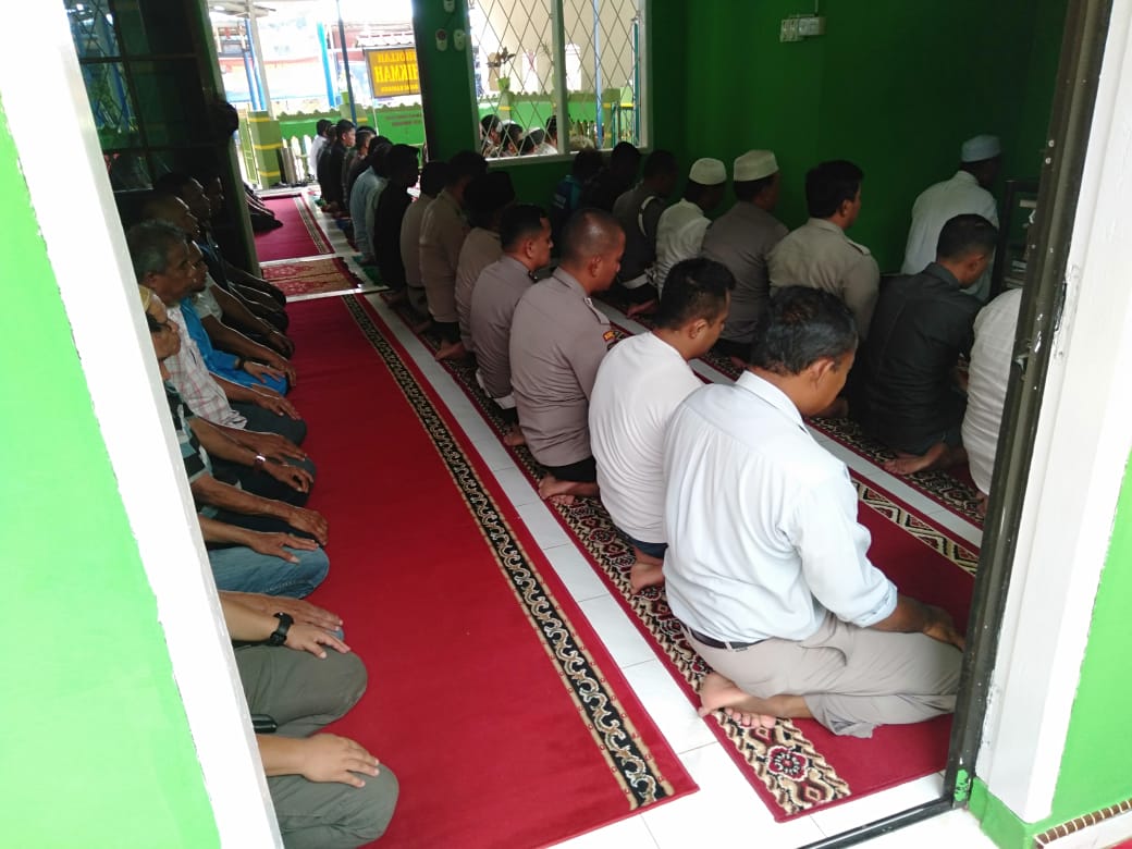 Polsek Balai dan Warga Karimun Sholat Minta Turun Hujan