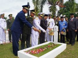 Danlantamal Tanjungpinang Pimpin Ziarah di TMP Pusara Bhakti
