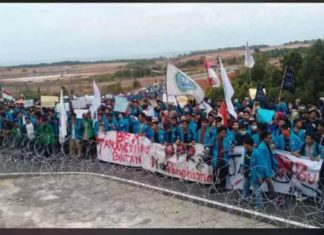 Demo Mahasiswa Kepri ke dua di Gedung DPRD Provinsi Kepri, Selasa (01/10/2019).