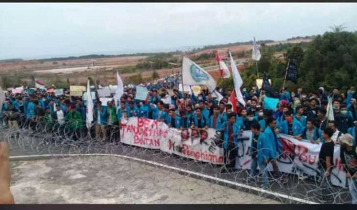 Demo Mahasiswa Kepri ke dua di Gedung DPRD Provinsi Kepri, Selasa (01/10/2019).