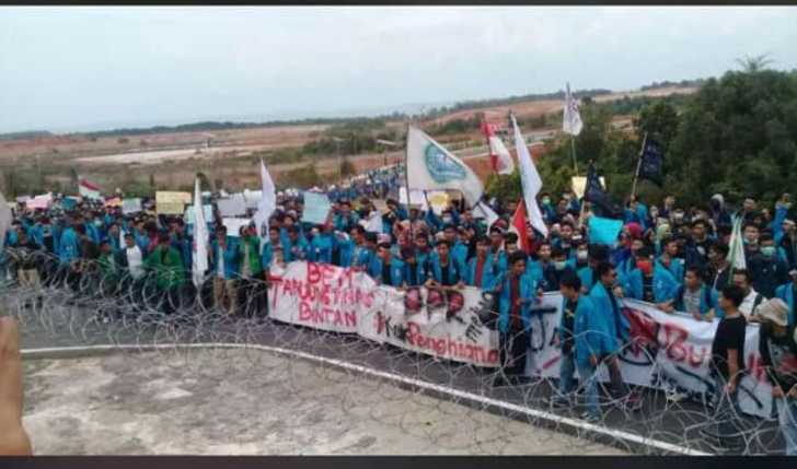Aksi Unjuk Rasa Di Kepri: Mahasiswa Di Hajar, Wartawan Di Geledah