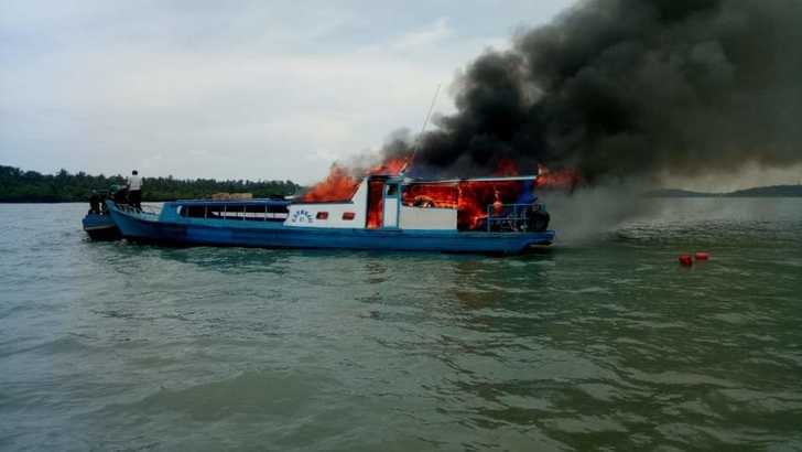 Kapal Karomah 2 Terbakar di Perairan Karimun
