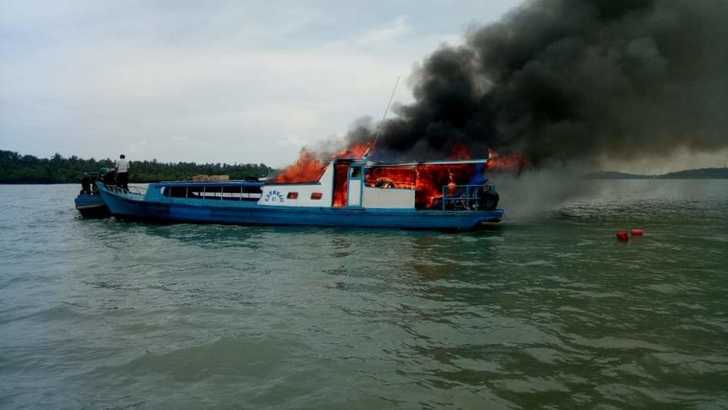 Video Detik-detik Evakuasi Penumpang KM Karomah 2 Yang Terbakar