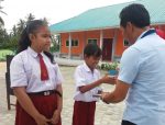 Penyerahan hadiah lomba Gerakan literasi Sekolah Dasar Negeri 010 Kundur