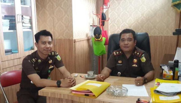 Kacabcari Tanjungbatu, Novriansyah (Kanan), didampingi Kasubsi Intel Kejaksaan Tanjungbatu, Bambang Wiratdany, di Kantor Kejaksaan Tanjungbatu, Kamis (17/10/2019).