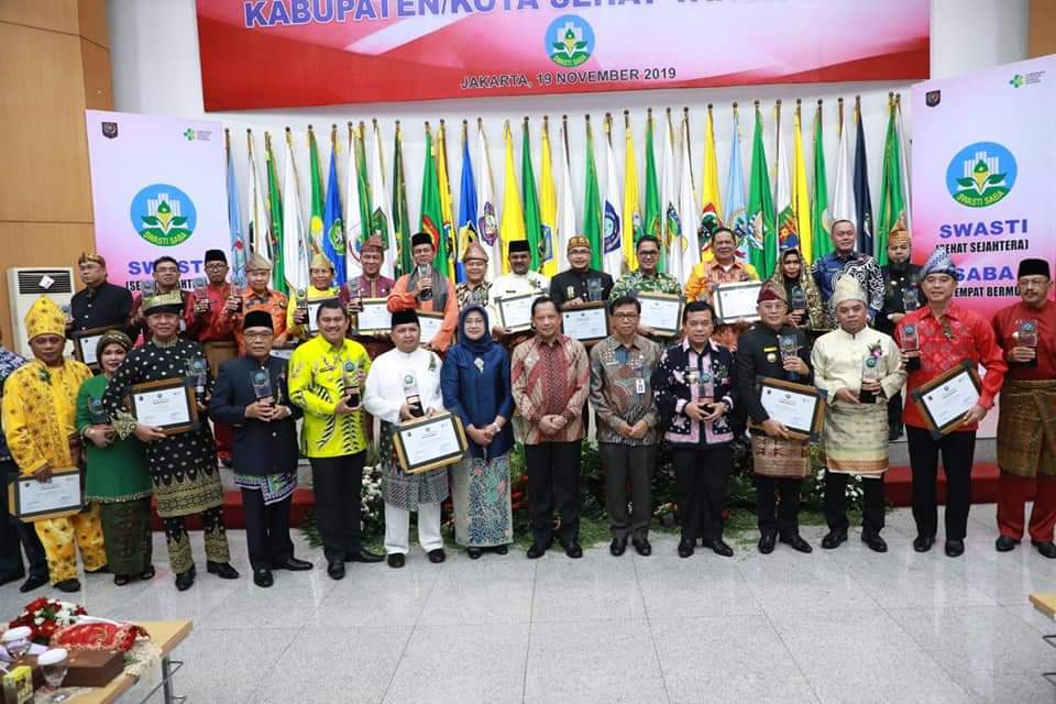 Bupati Karimun Menerima Penghargaan Sebagai Kabupaten Kota Sehat
