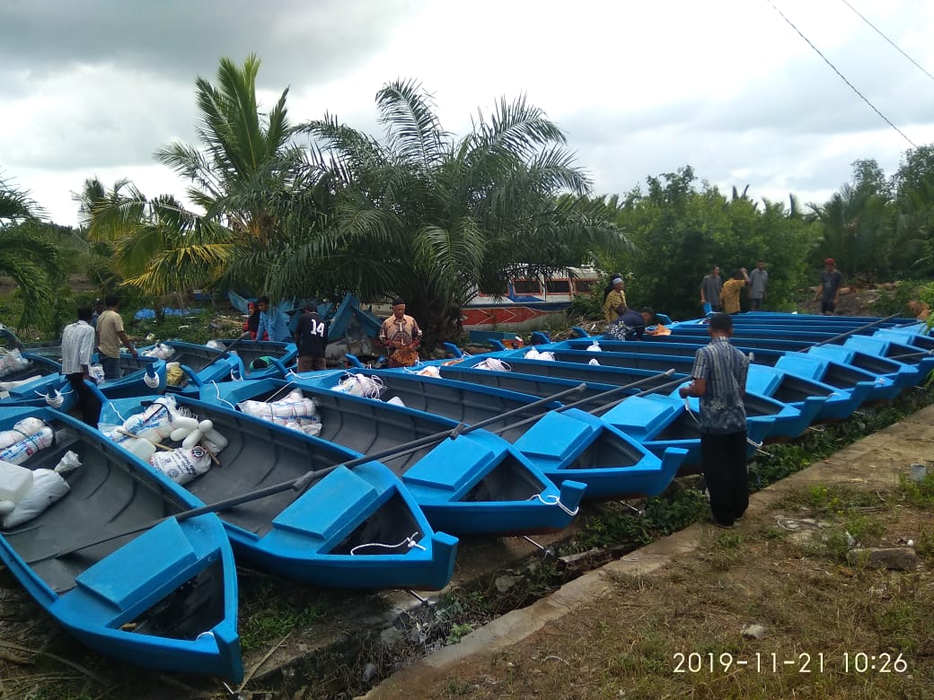 Bupati Karimun Serahkan Bantuan Sampan Beserta Jaring Kepada Nelayan