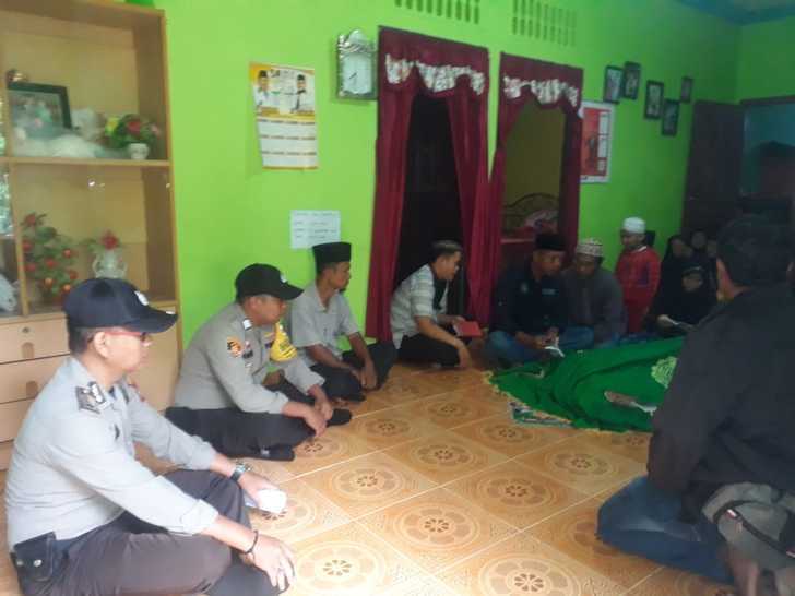 Korban gantung diri saat disemayamkan di rumah duka, di Ujung Baru Desa Prayun, KUBA