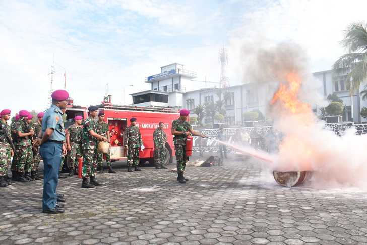 Segenap Prajurit Dan Pns Lantamal IV Laksanakan Latihan Pemadaman Api Kebakaran