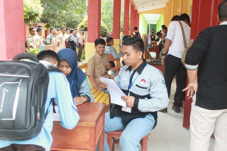 Perdana, SMKN Kundur Melakukan Pemilihan Ketua OSIS Lewat E-Voting