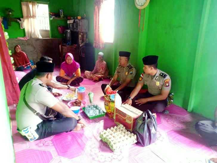 Bantuan sembako dari Polsek Palmatak