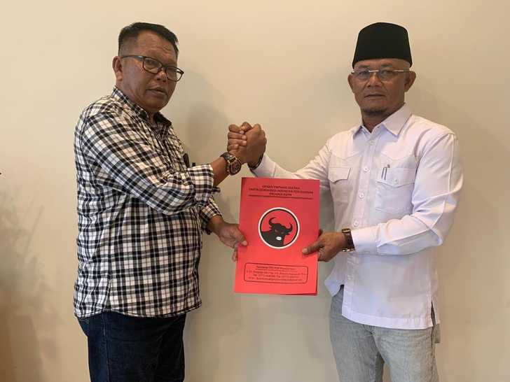 Ery Swandi, Bacalon dari Partai PDIP, saat pengembalian berkas ke DPD PDIP Kepri Ery Swandi, Bacalon dari Partai PDIP sebagai wakil Bupati Karimun