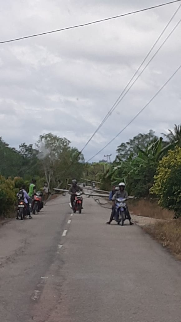 Bahaya !, Empat Tiang PLN Tumbang Ke Jalan