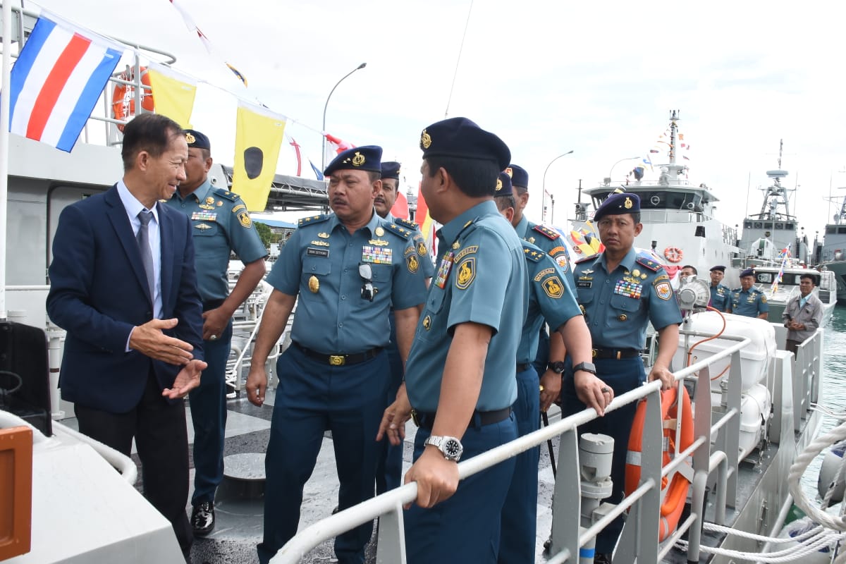 Serah Terima 4 Unit Kapal Angkatan Laut dan 6 Combat Boat