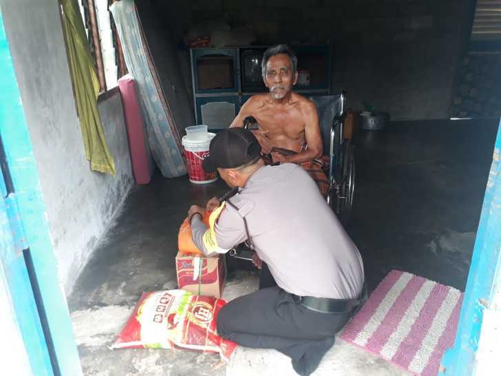 Kegiatan Bhabinkamtibmas Polsek Kundur, memberikan bantuan