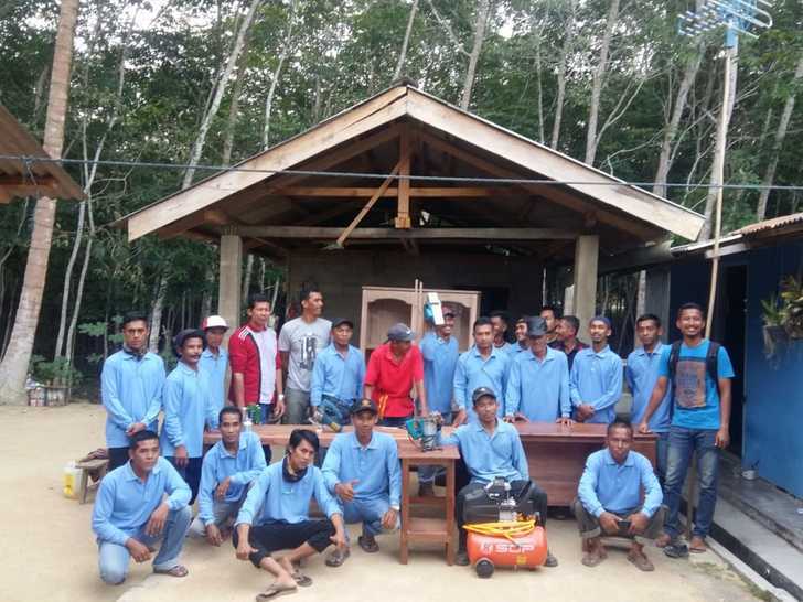 Warga Desa Tanjungberlian Barat Ikuti Pelatihan Membuat Meuble