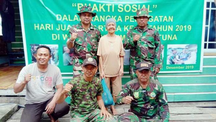 Penyerahan bantuan sembako dari koramil 02 Tarempa