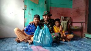 Penyerahan bantuan sembako dari koramil 02 Tarempa kepada anak yatim