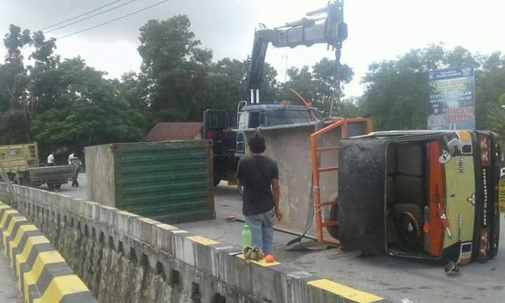 Akibat Rem Blong, Truk Bawa Peti KemasTerbalik di Depan Kantor Basarnas Karimun