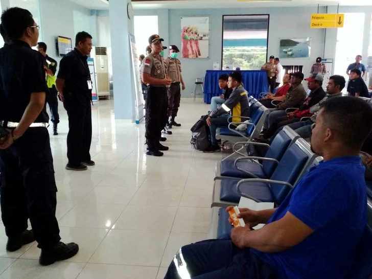 Bagikan Masker di Bandara Matak Base