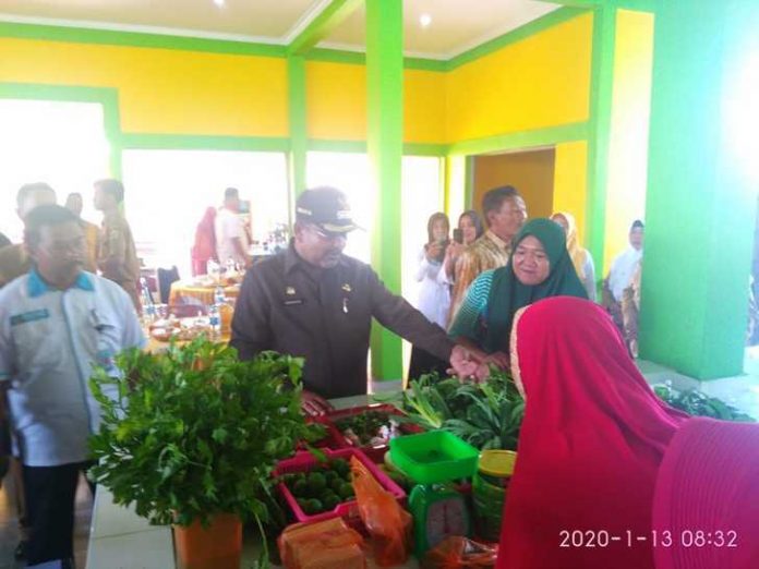 Bupati Karimun melakukan peninjaua pasar Sawang yang baru meresmikan, Senin (13/01/2020), di Sawang, Kundur Barat, Kabupaten Karimun.