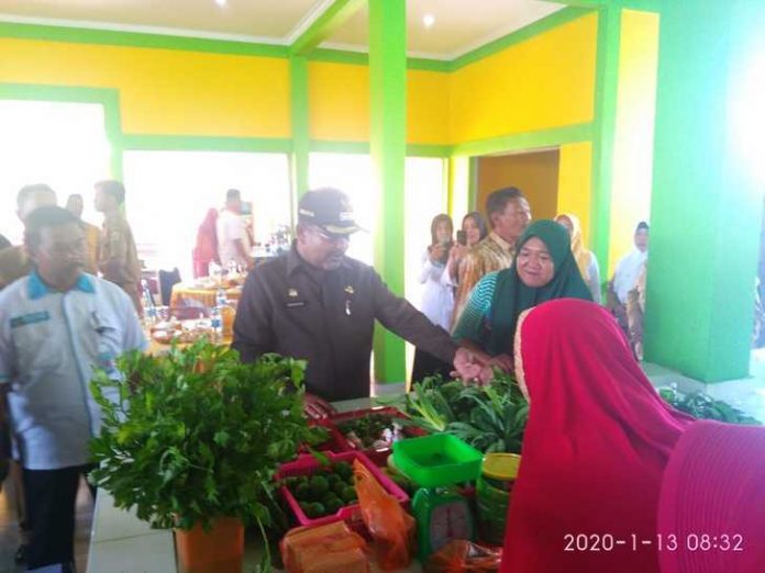 Bupati Karimun melakukan peninjaua pasar Sawang yang baru meresmikan, Senin (13/01/2020), di Sawang, Kundur Barat, Kabupaten Karimun. Bupati Karimun melakukan peninjaua pasar Sawang yang baru meresmikan, Senin (13/01/2020), di Sawang, Kundur Barat, Kabupaten Karimun.