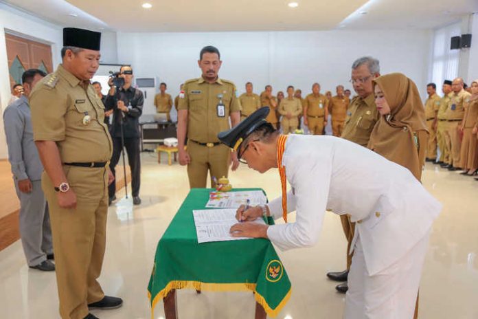 Bupati Melantik 129 ASN Dilingkungan Pemerintah Kabupaten Kepulauan Anambas, di aula rapat kantor Bupati Kepulauan Anambas, Senin 06-01-2020.