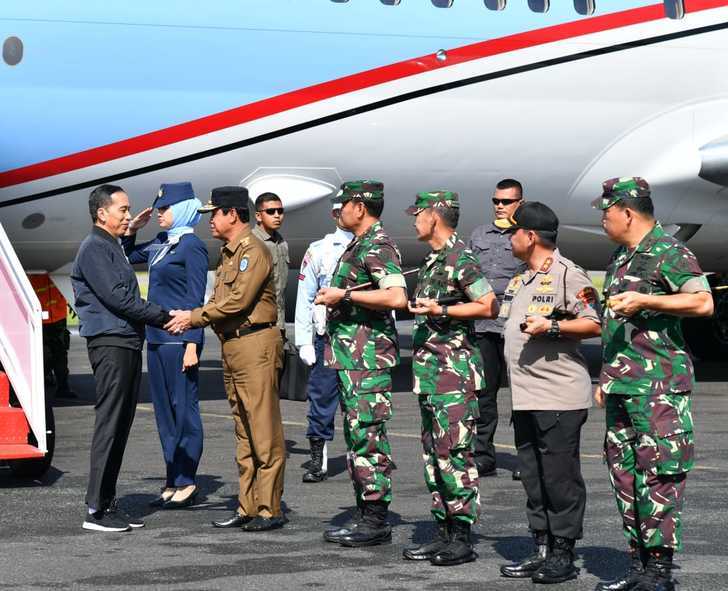 Kapolda Kepri Sambut Kedatangan Presiden Republik Indonesia Dalam Rangka Kunjungan Kerja Di Natuna