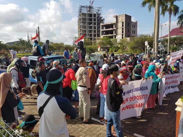 Masyarakat Seranggong Turun Jalan Menagih Janji Ketua BP Batam
