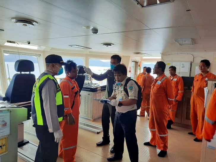 Pemeriksaan Kesehatan Terhadap 17 Kru Kapal SK Capella Rute Singapura Anambas