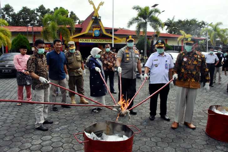 Polres Tanjungpinang Musnahkan Puluhan Kilogram Barang Bukti Narkotika Polres Tanjungpinang Musnahkan Puluhan Kilogram Barang Bukti Narkotika