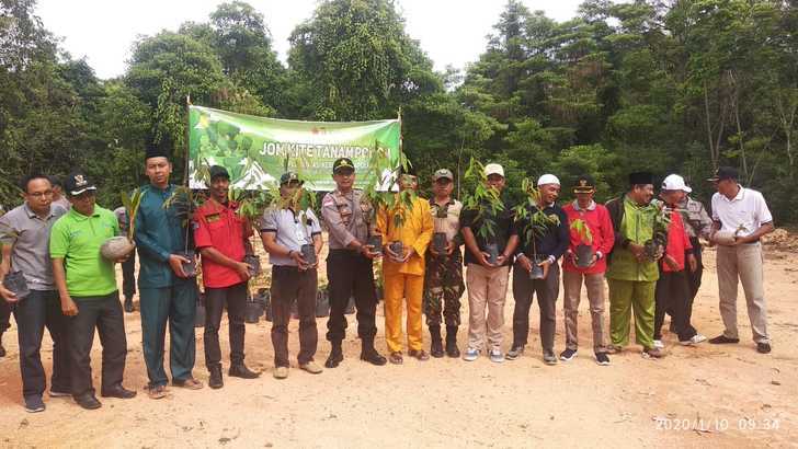 Penanaman pohon di Polsek Kuba, Jum'at (10/01/2020).