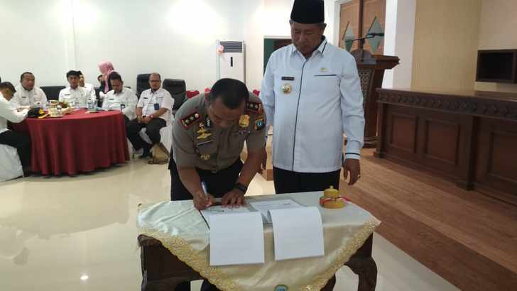 Penandatangan MoU, Kapolres dan Bupati Kepulauan Anambas