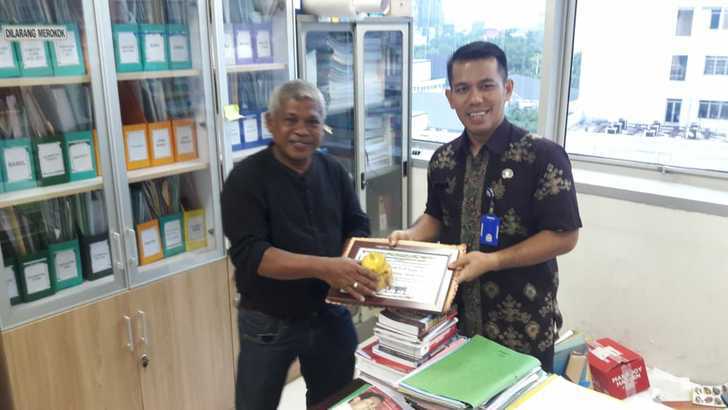 Penyerahan penghargaan dari P2K2S atas terbentuknya Kecamatan Kute Siantan
