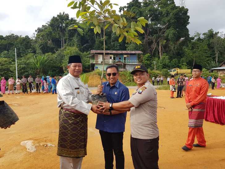 Polres Anambas bersama Pemda KKA melakukan penanaman pohon