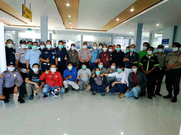 Polsek Palmatak Bagikan Masker di Bandara Matak Base