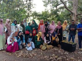 Rombongan Tour saat Berburu Durian Tanjungbatu