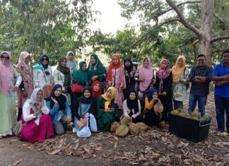Rombongan Tour saat Berburu Durian Tanjungbatu