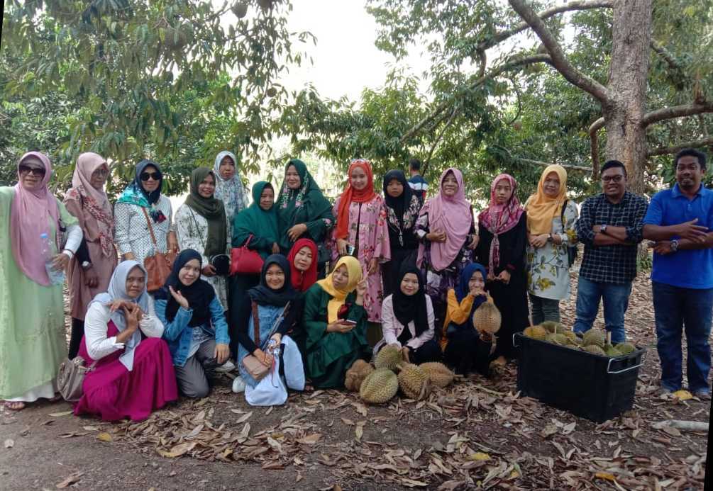 Rombongan Tour saat Berburu Durian Tanjungbatu