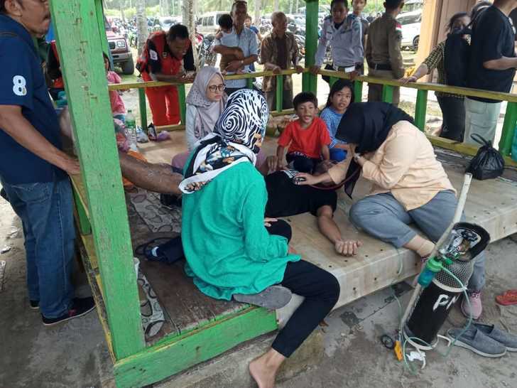 Tim Medis saat melakukan pertolongan pada korban