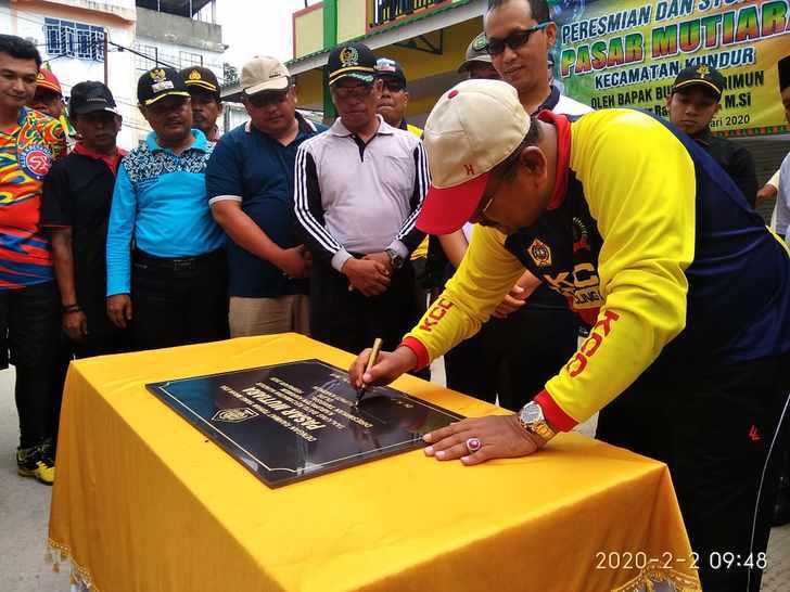 Bupati Karimun, H Aunur Rafiq, resmikan pasar tanjungbatu, dengan menandatangani prasasti