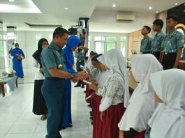 Danlantamal IV Serahkan Bantuan Kepada Siswa Yang Berperstasi