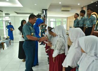 Danlantamal IV Serahkan Bantuan Kepada Siswa Yang Berperstasi